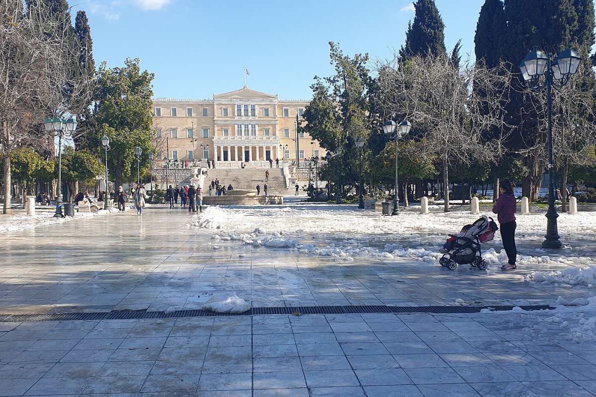 Σύνταγμα: Ύποπτο σακίδιο κλείνει δρόμους στο κέντρο της Αθήνας - Επιχείρηση του ΤΕΕΜ