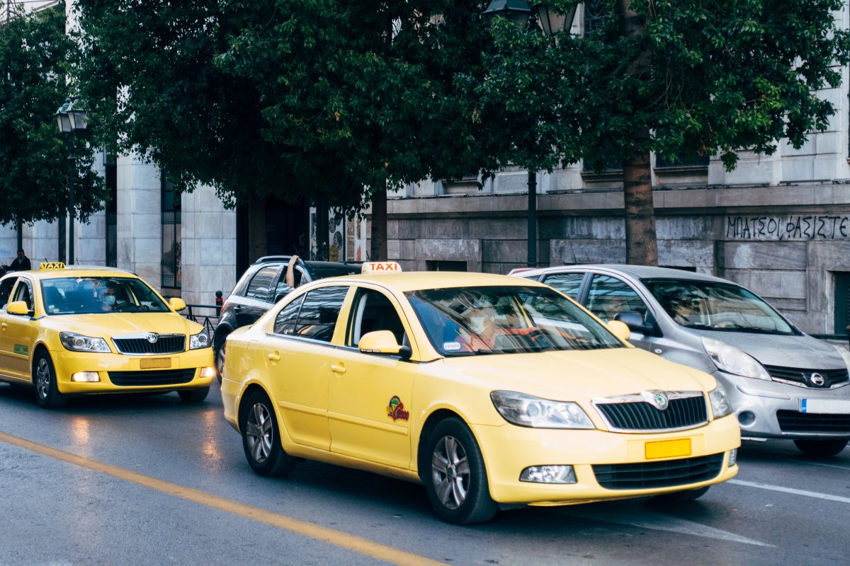 Ταξιτζής απέσπασε 600 ευρώ από τουρίστες απειλώντας τους με βία για διαδρομή αεροδρόμιο - κέντρο Αθήνας - Ερευνάται και 2η καταγγελία